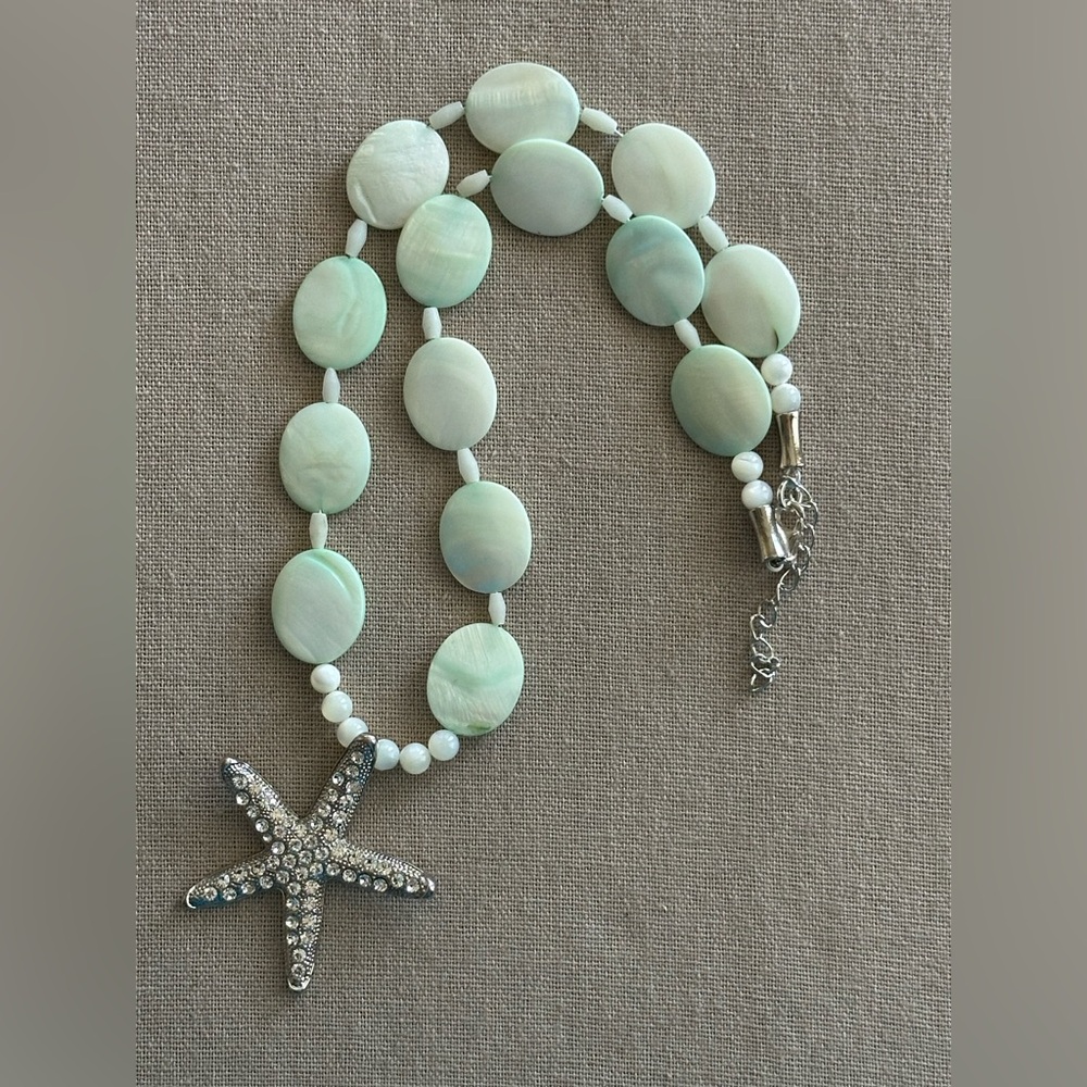 22 inch Mother of Pearl Light Green Necklace NWOT